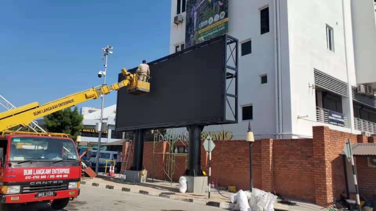 Instalación de pantalla LED exterior con grúa profesional