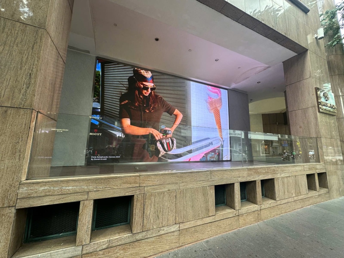 Pantalla LED horizontal en vitrina de centro comercial