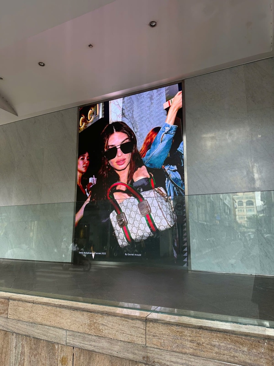Pantalla LED vertical en interior de centro comercial