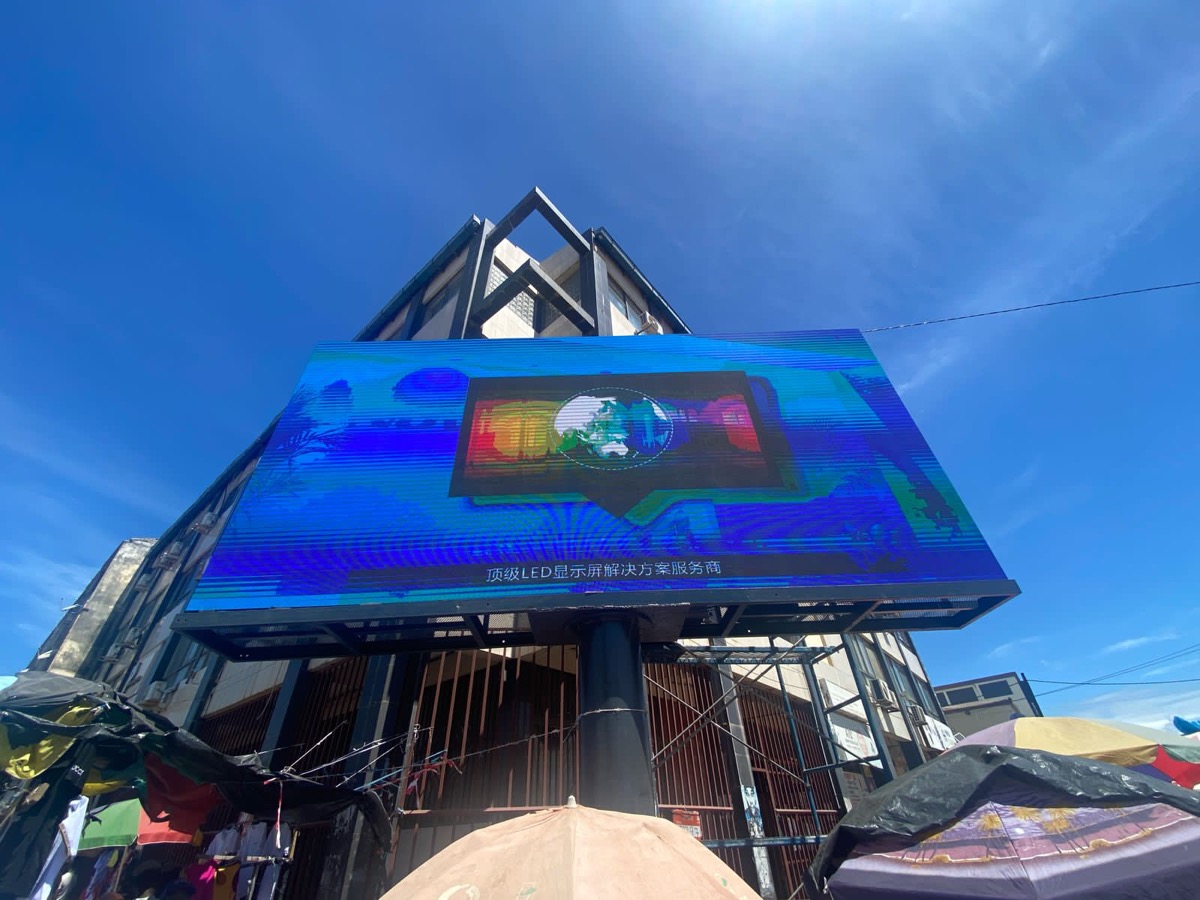 Pantalla LED exterior encendida con contenido vibrante